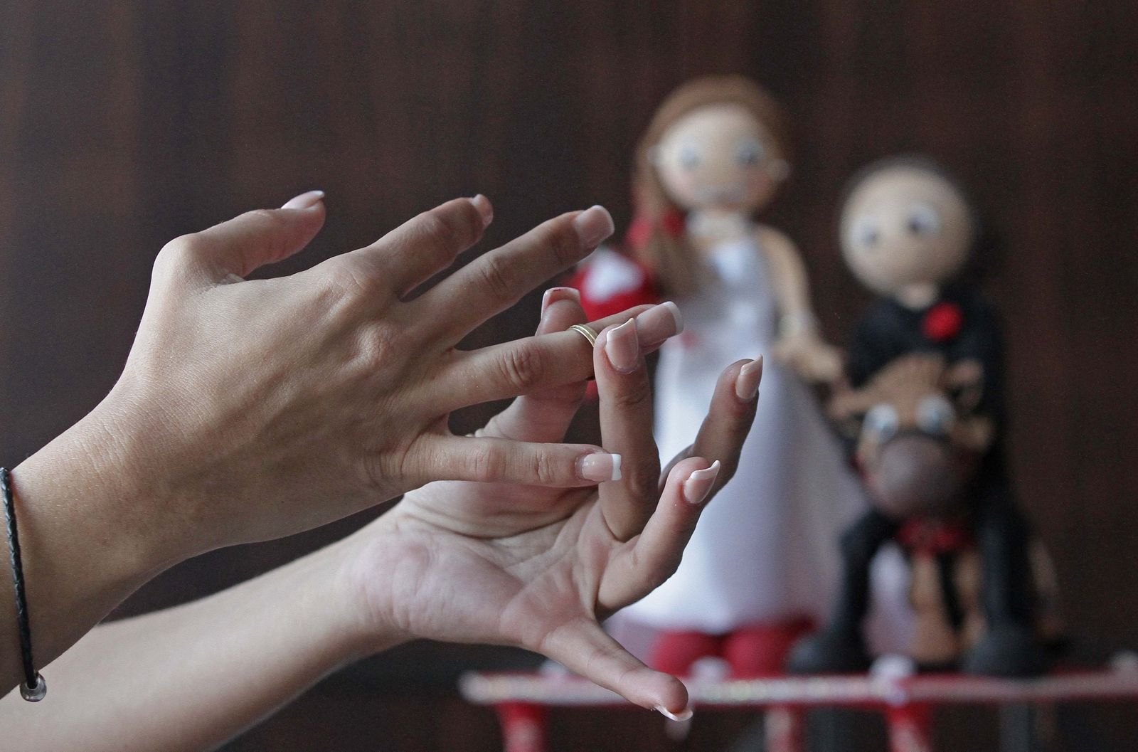 Una mujer se quita la alianza de boda.