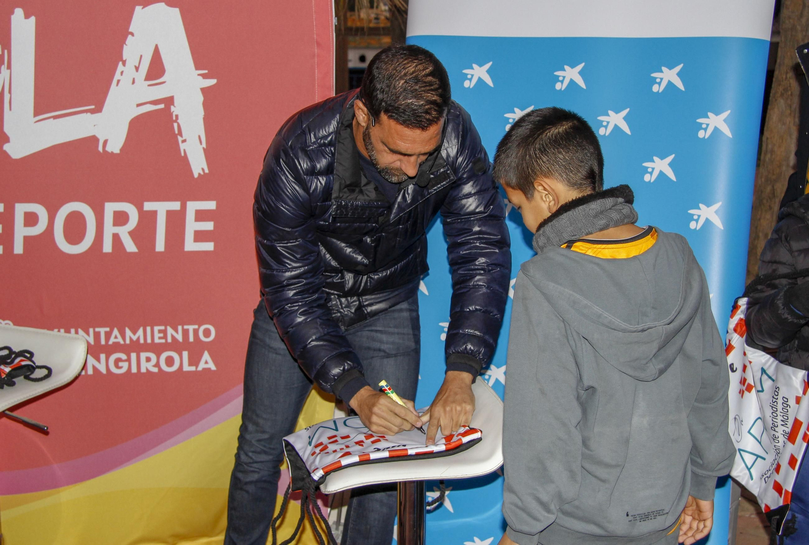 Gámez, firmando un autógrafo