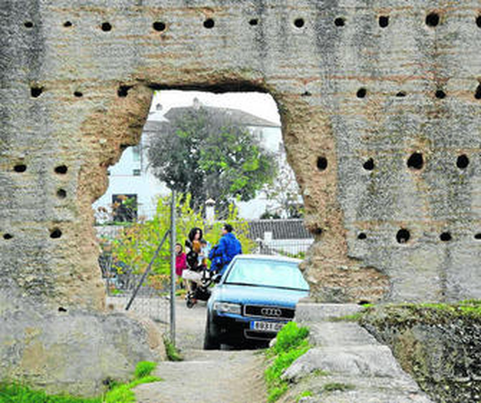 El estado de la muralla Alberzana ha sido denunciado por los vecinos.