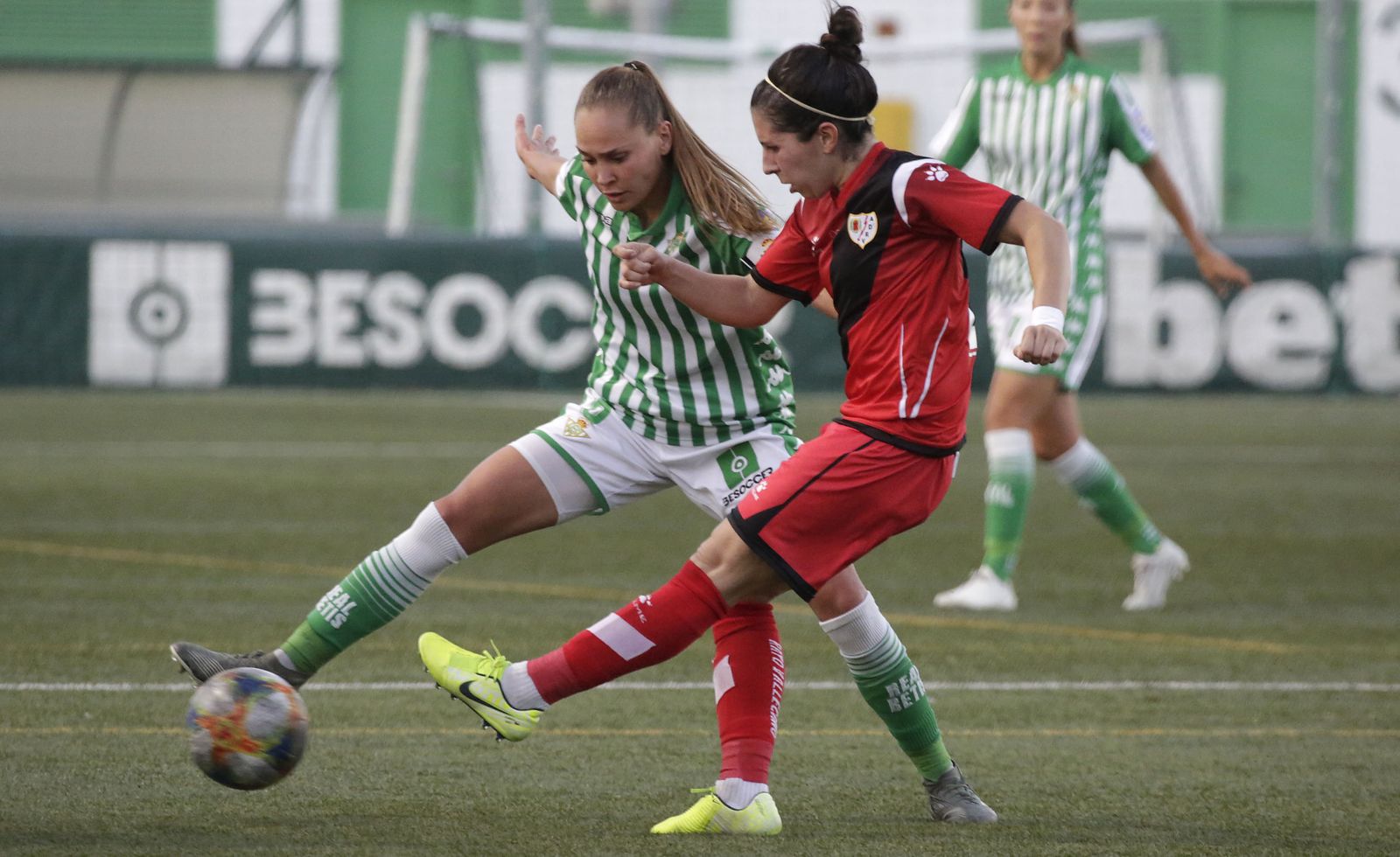 Irene Guerrero pugna por el balón con una jugadora del Rayo.