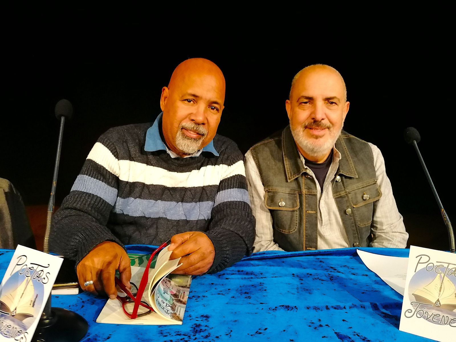 Alexis Díaz Pimienta acompañado por Diego Reche en la Biblioteca Municipal de Roquetas de Mar.