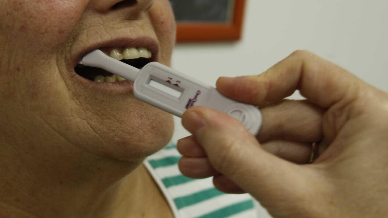 Un miembro del equipo de Hepatología del Macarena efectúa el test de detección rápida de hepatitis C.