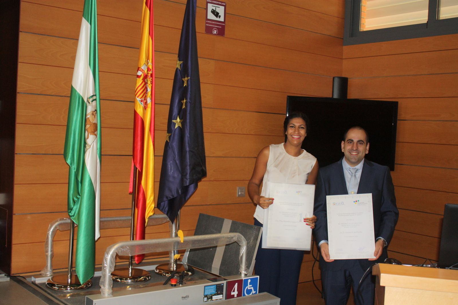Alejandra Guerra y Antonio Cala posan con sus premios.