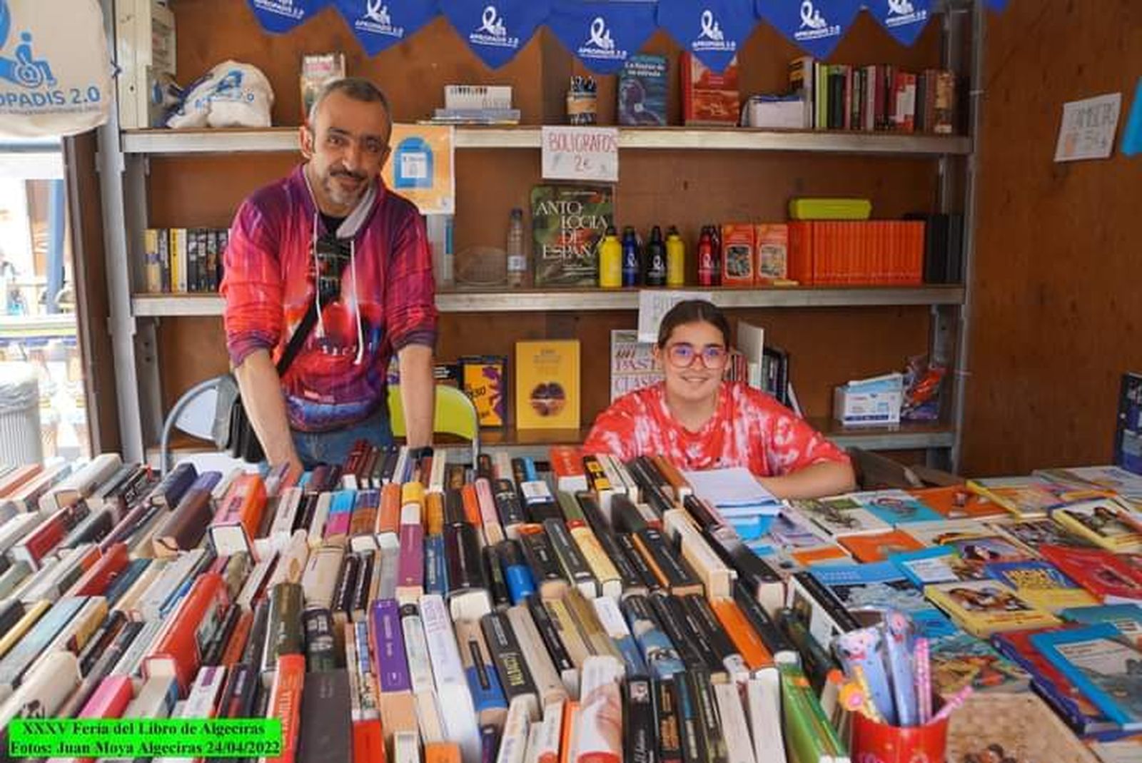 Los libros se venden de forma directa en la sede de la asociación y en ferias del libro y mercadillos.