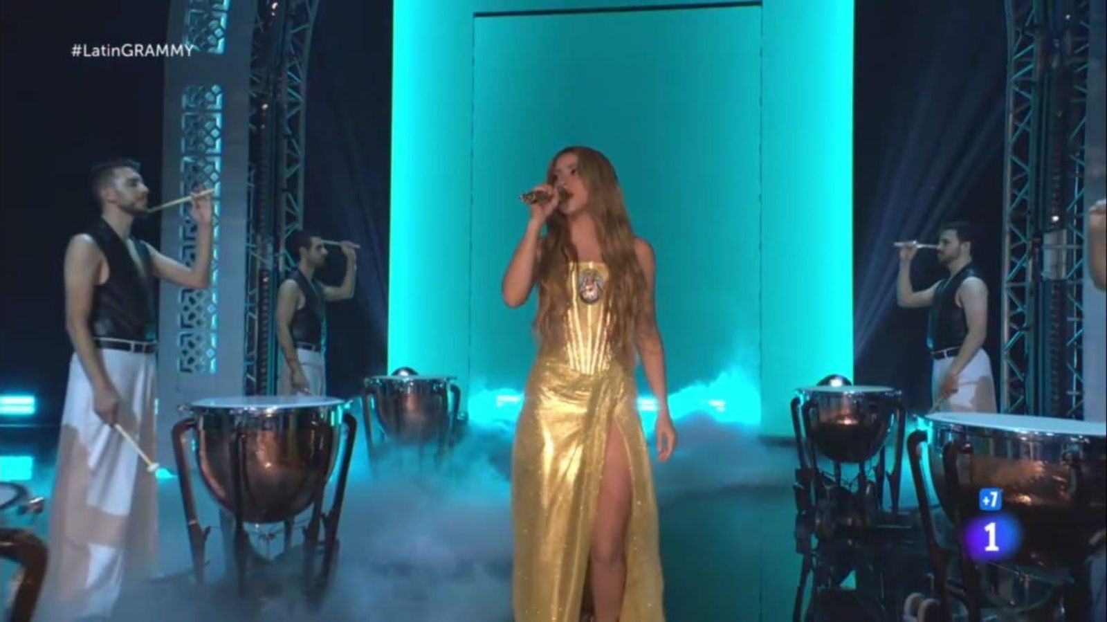 Losada (a la izquierda) junto a Shakira en los Latin Grammy