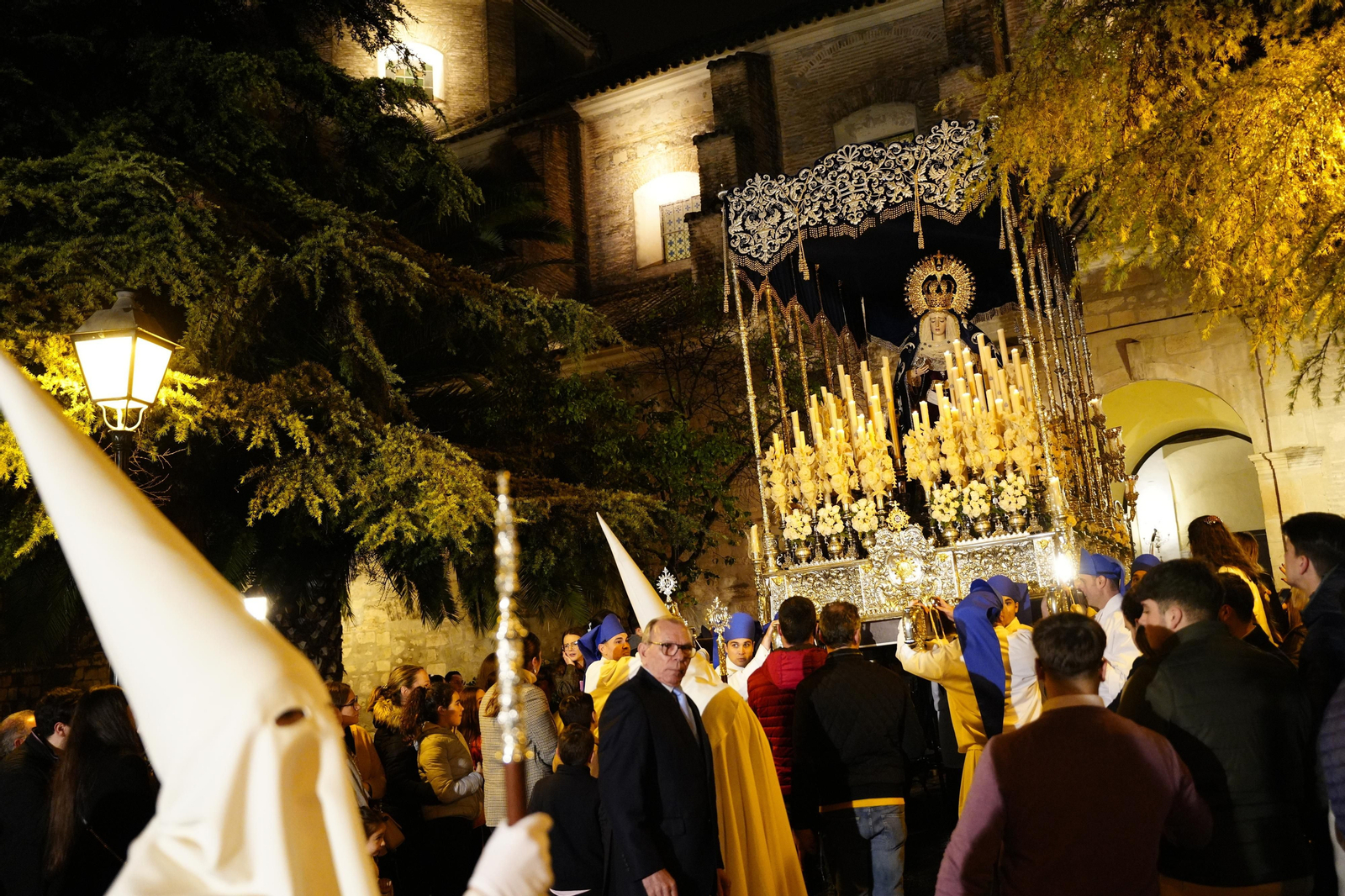 Lunes Santo en Lucena: La Pasión regresa a su templo a causa de la lluvia, en imágenes