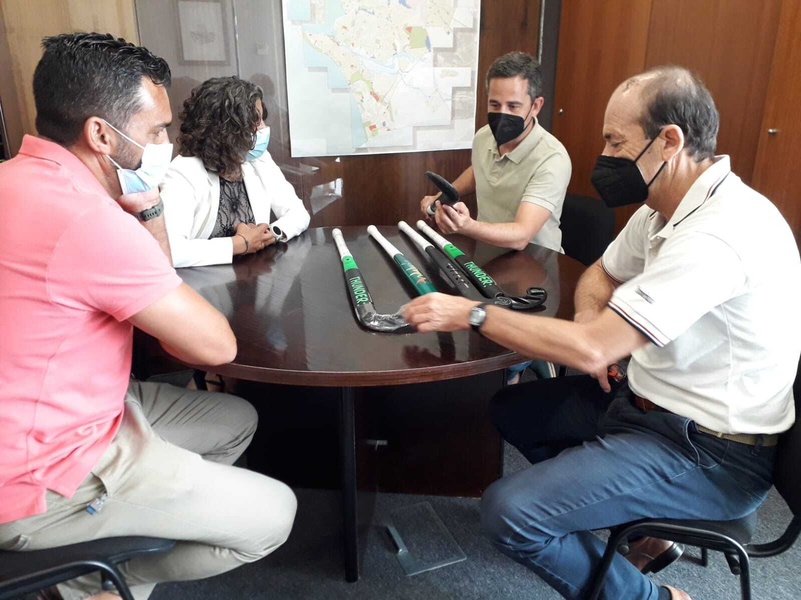 Reunión mantenida entre el delegado de Deportes y representantes del Club Hockey Chiclana, este martes.