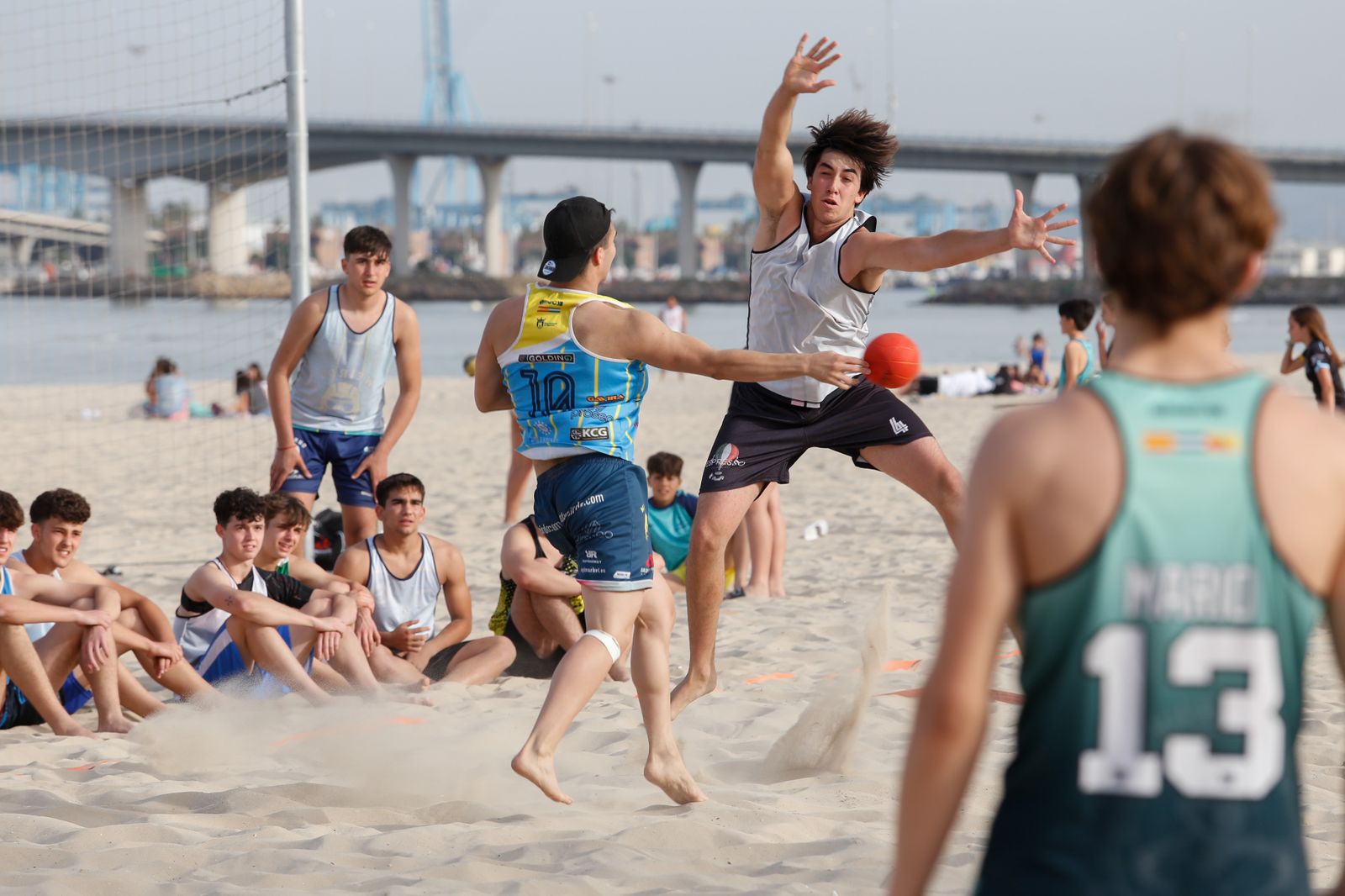 Entrenamiento de la selección andaluza juvenil de balonmano playa, en imágenes
