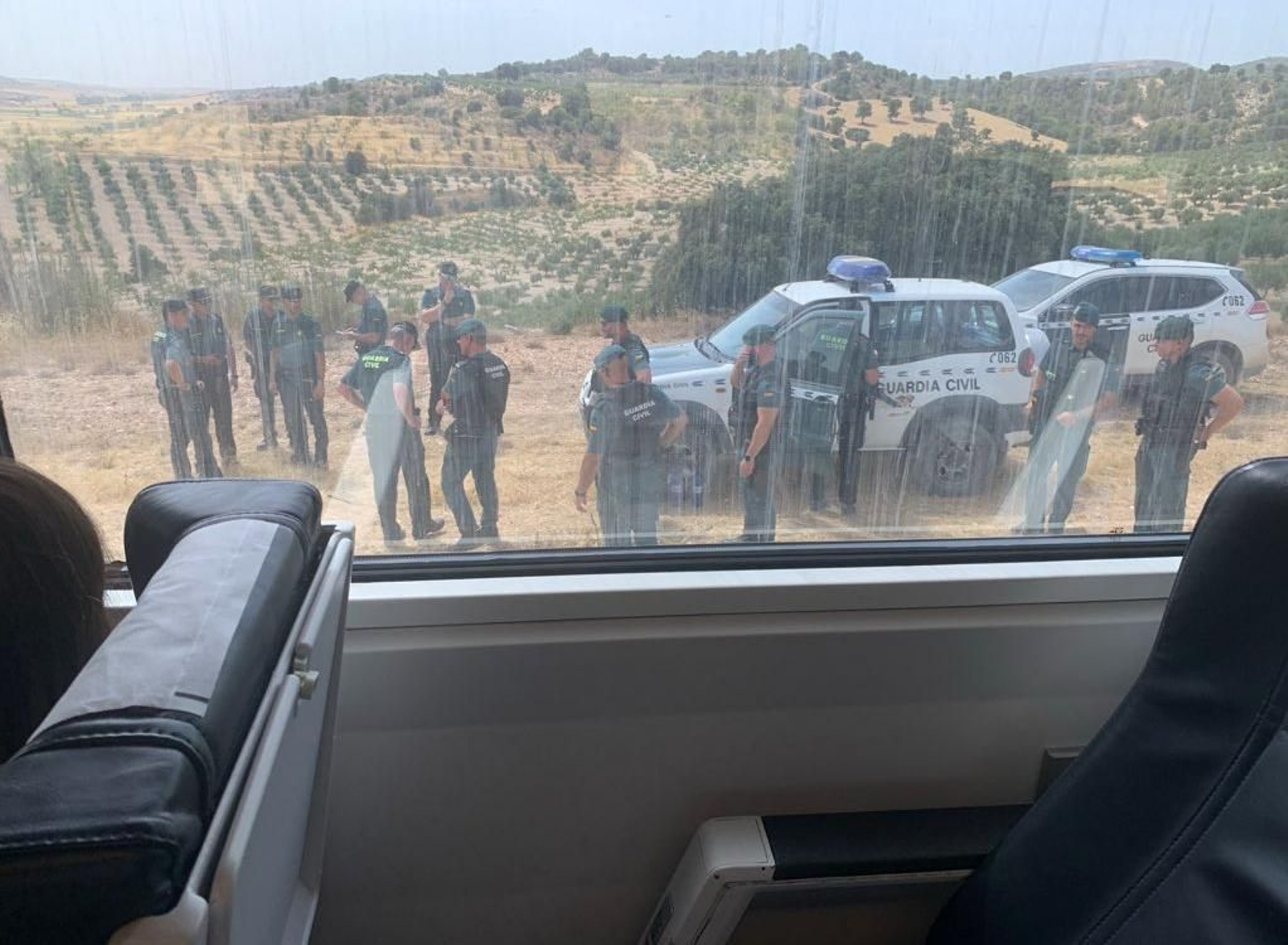 La Guardia Civil auxilia a los pasajeros del tren Intercity de Madrid a Almería que se ha averiado.