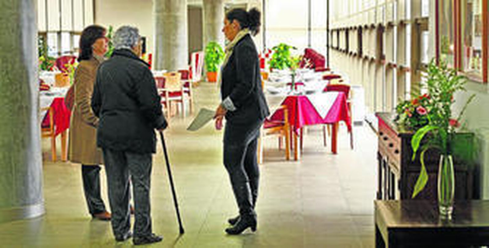 Personal del Grupo SAR enseña las instalaciones, en la mañana de ayer, a varios ciudadanos.