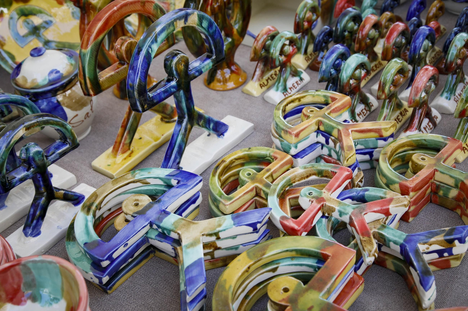 Cerámica almeriense en Alfarmalería, la feria de artesanía de la Rambla.