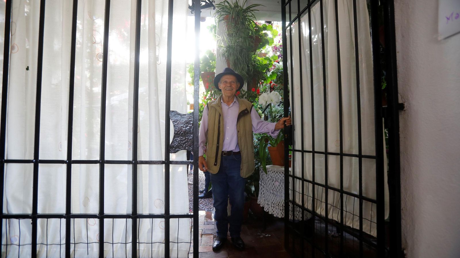 Juan Collado cierra la cancela del patio de Martín de Roa 7. Juan Collado cierra la cancela del patio de Martín de Roa 7.