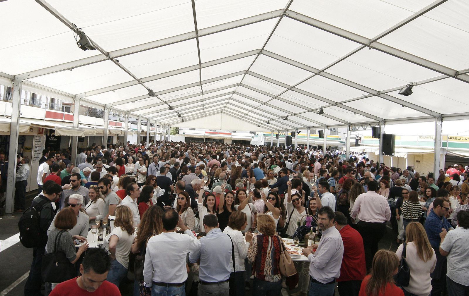 Asistentes a la Cata de Vino Montilla-Moriles, durante le medio día de ayer.