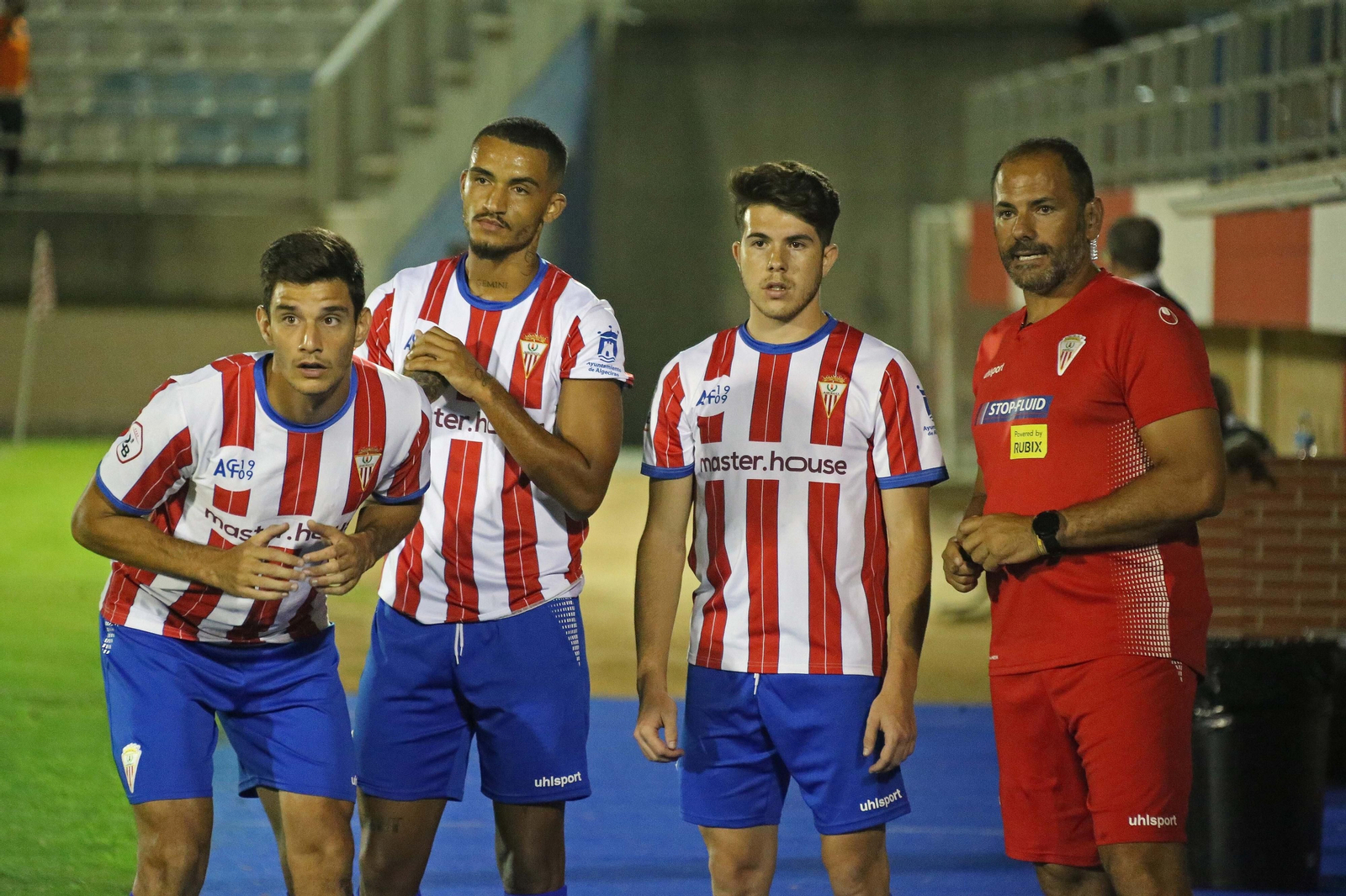 Fran Serrano, Robi, Alcázar y Salva Ballesta, en la zona de banquillos.