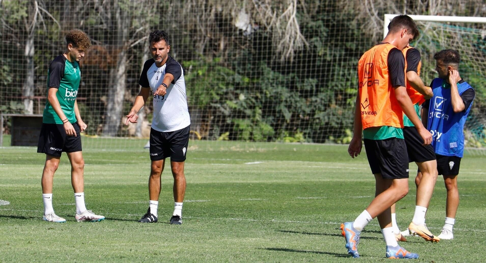 Iván Ania hace indicaciones a Simo durante un entrenamiento.