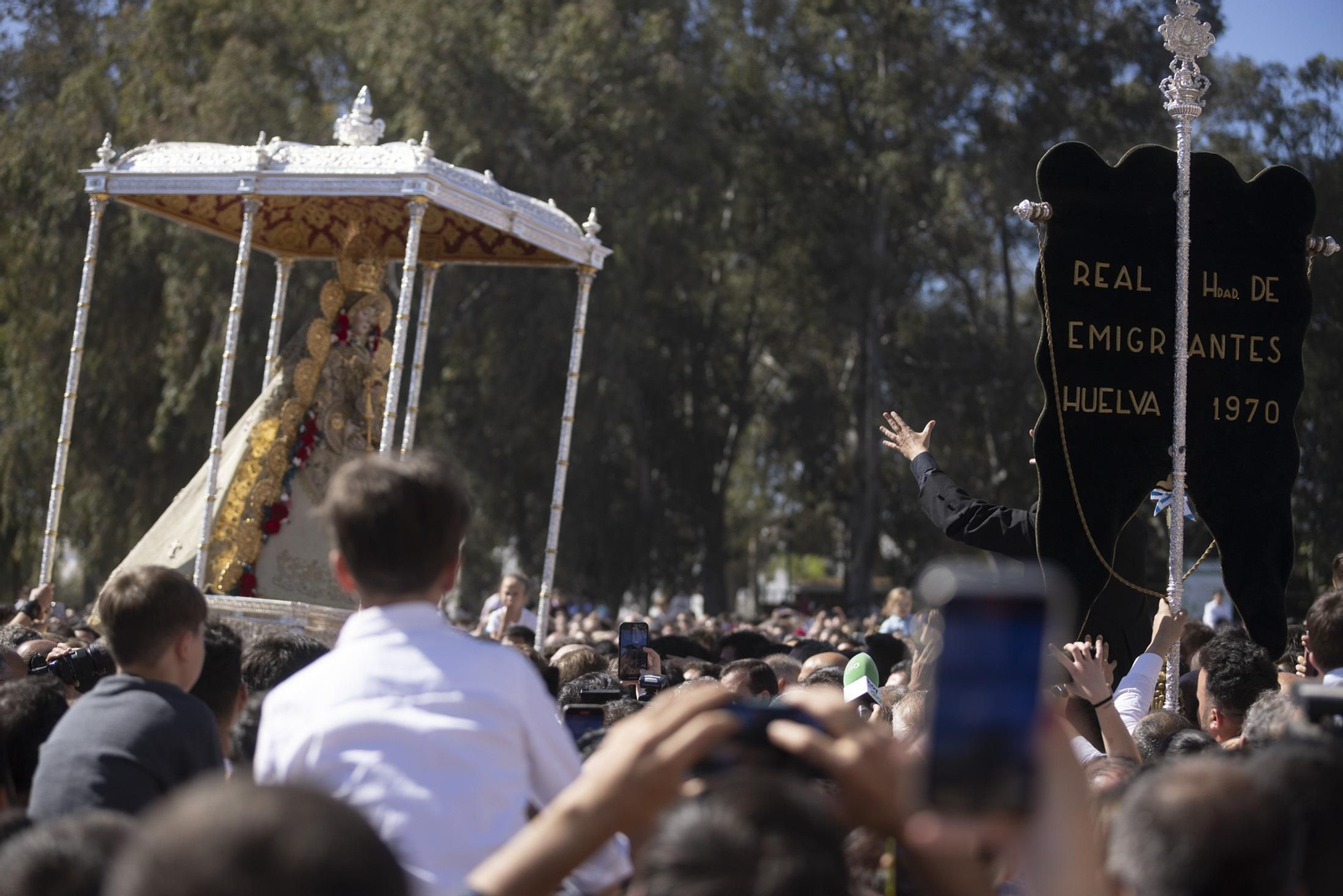 Las mejores imágenes de la procesión de la Virgen del Rocío en la aldea