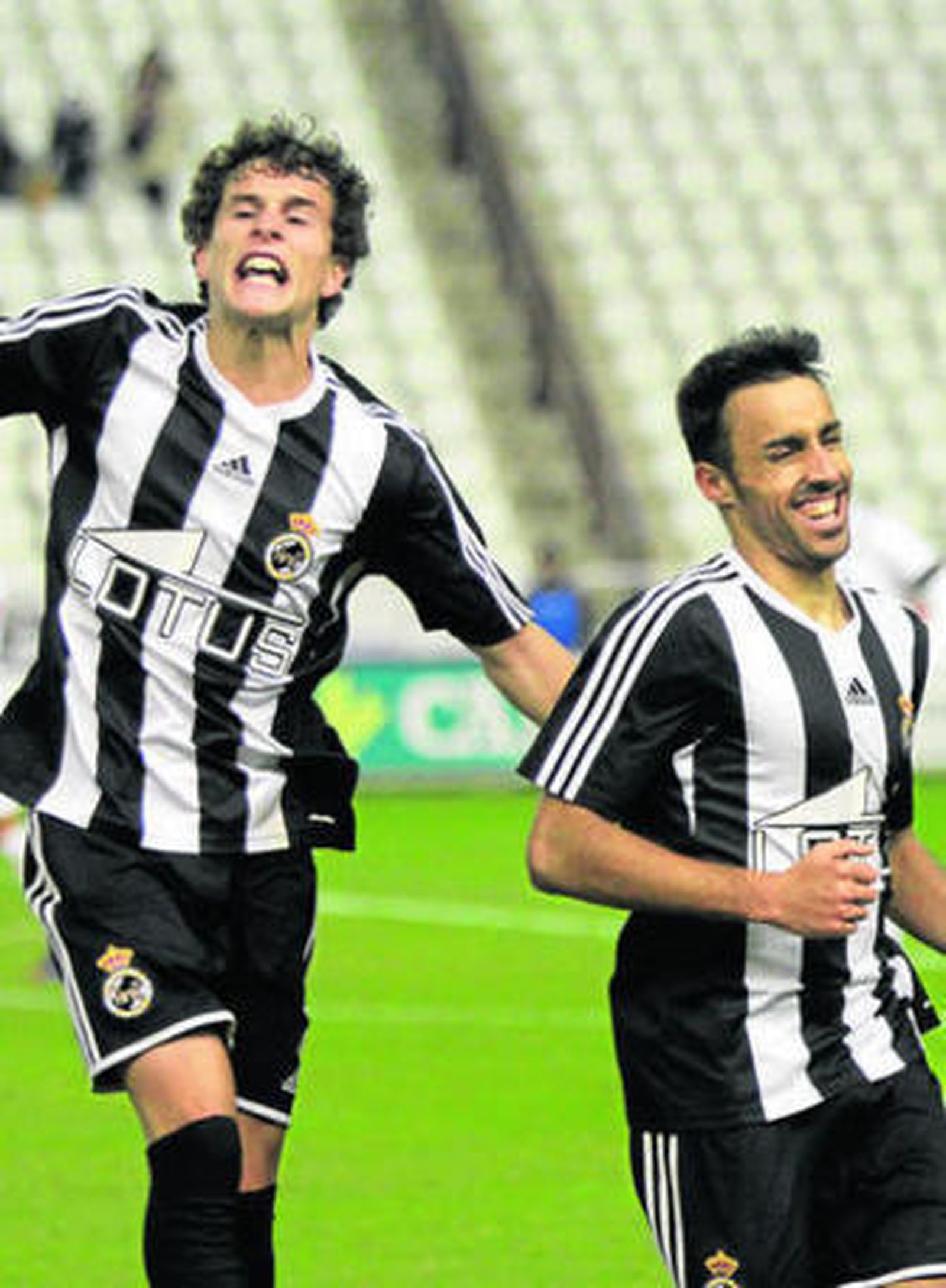 Manu Palacar y Óscar Martín celebran el último triunfo de 2013, en Albacete.