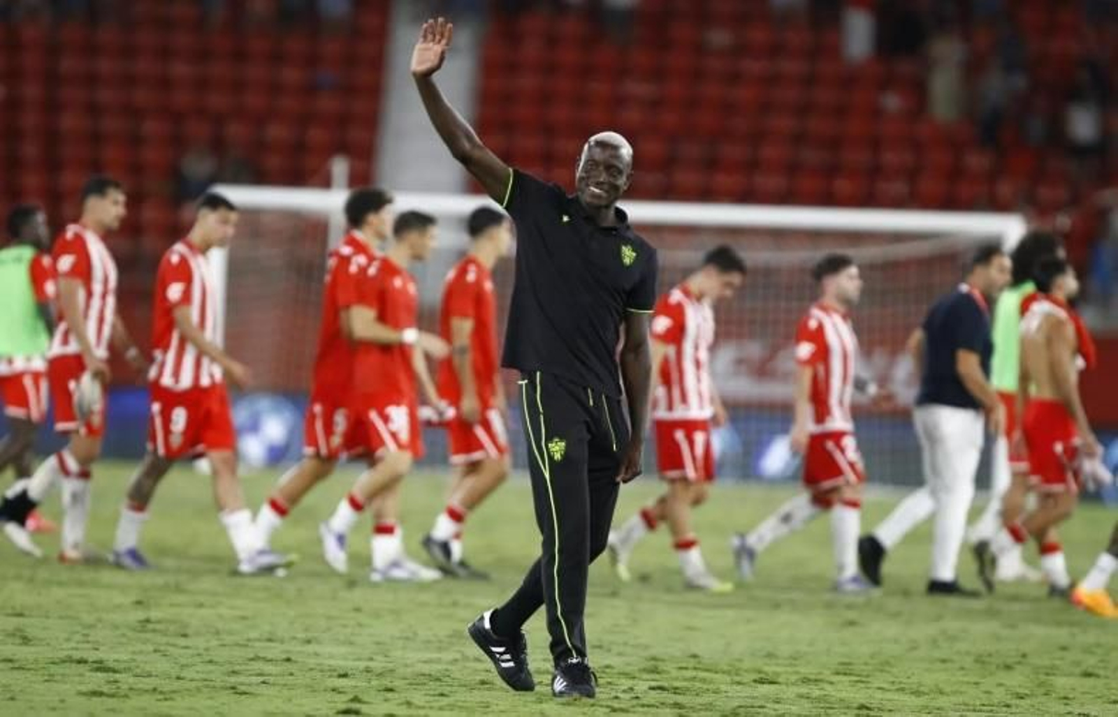 Lopy saludando al público tras el triunfo ante el Sporting