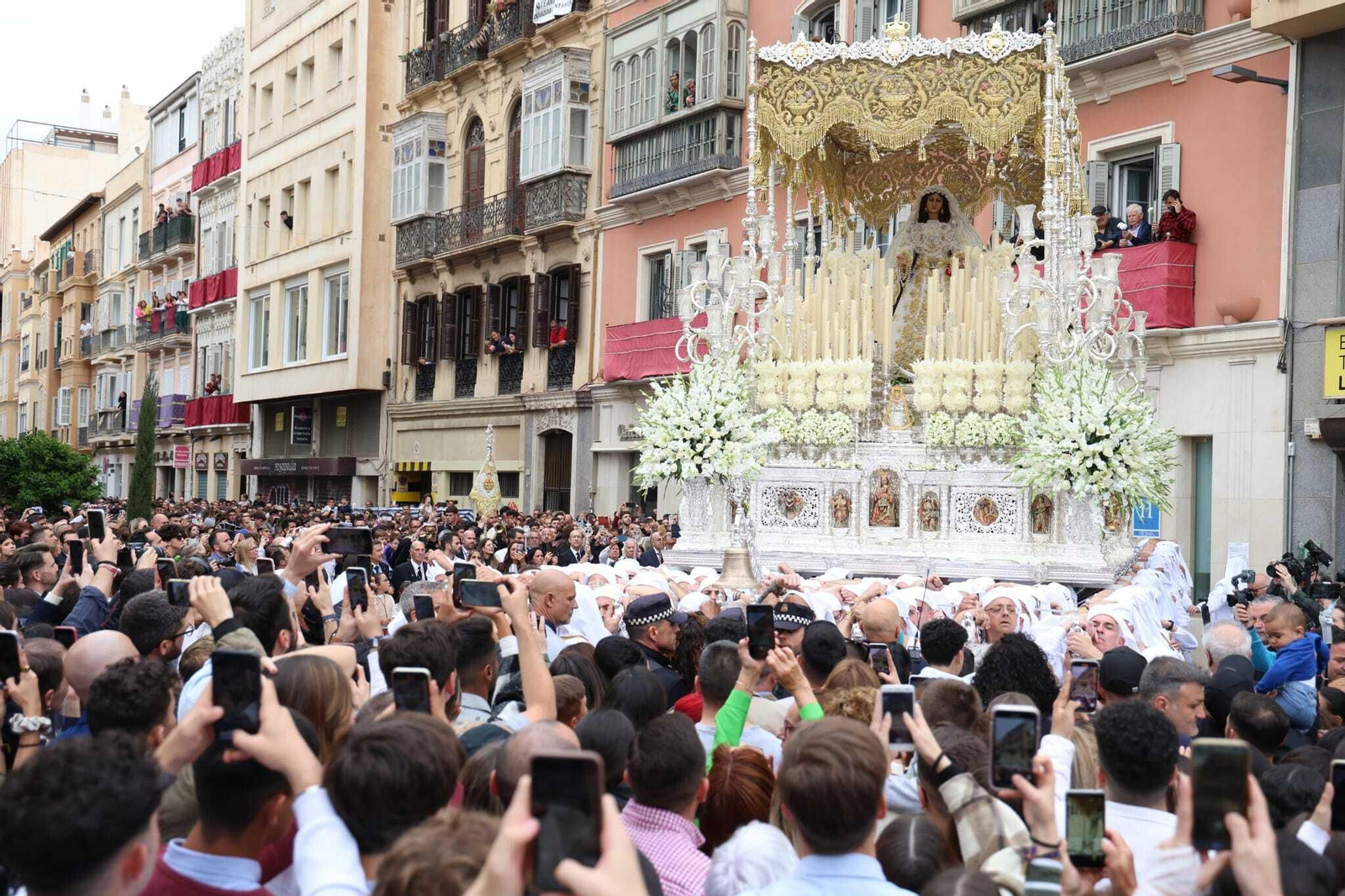 La Virgen del Rocío, la 'Novia de Málaga', saluda a la Tribuna de los Pobres tras tres años de espera.