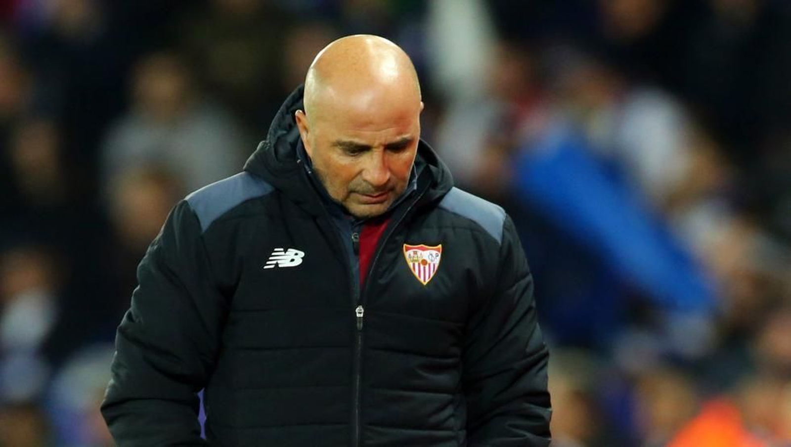 Jorge Sampaoli, pensativo y cabizbajo durante el partido de Leicester.