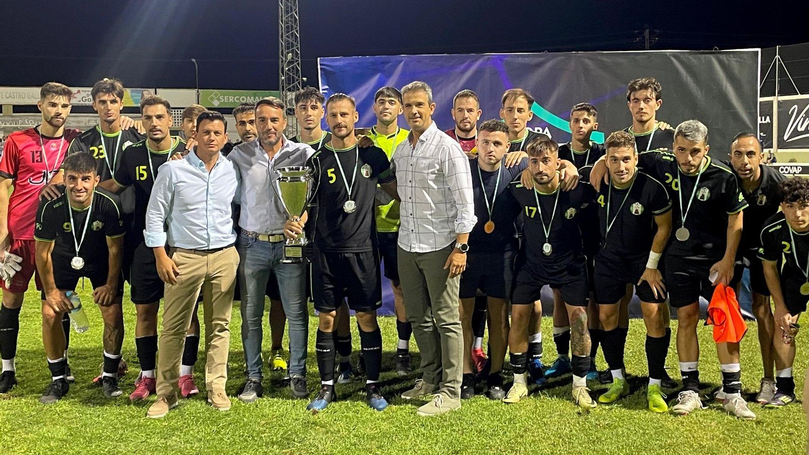 Diego Cobo y la plantilla del Atlético Mancha Real, con el trofeo de subcampeones de la Copa RFAF. Diego Cobo y la plantilla del Atlético Mancha Real, con el trofeo de subcampeones de la Copa RFAF.