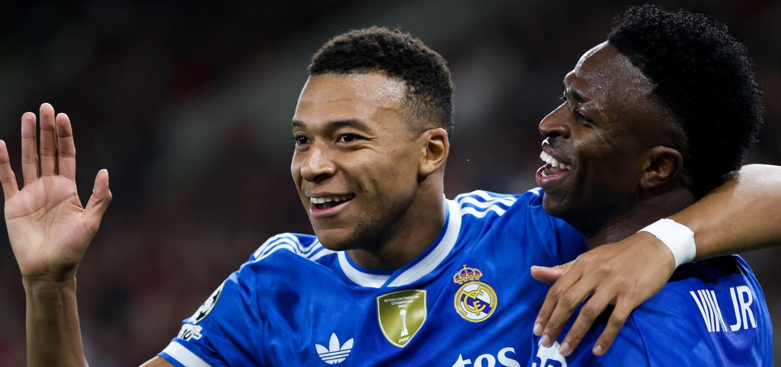 Mbappé celebra uno de sus cuatro goles con Vinícius.