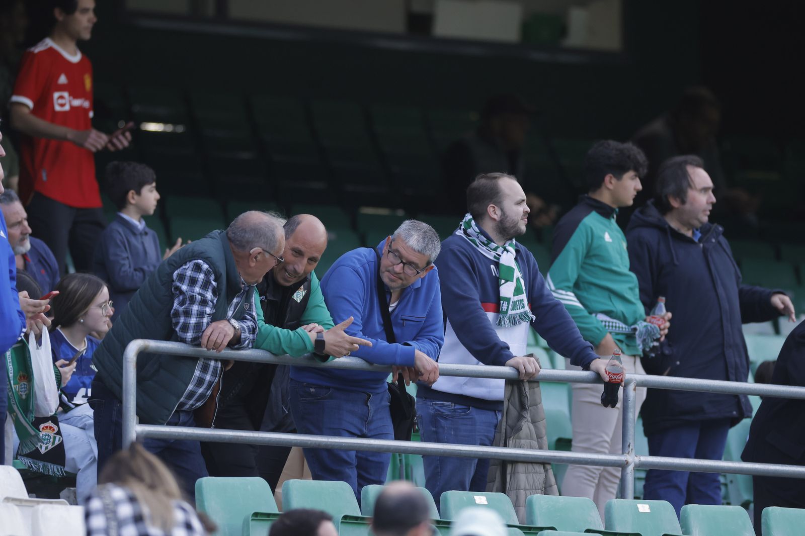 Búscate en las fotos del Betis-Manchester