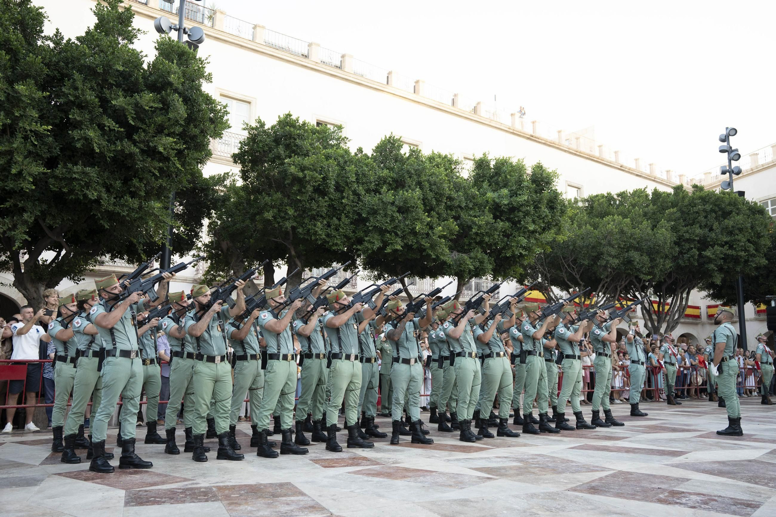 El Escudo de Oro de la ciudad de Almería a la Legión, en imágenes