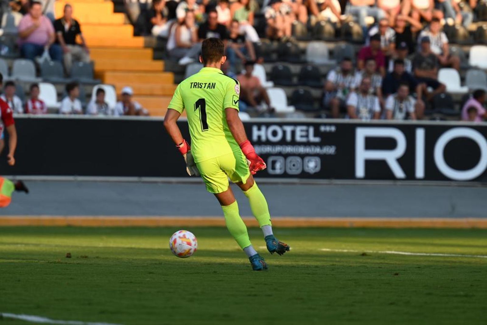 Pol Tristán lleva el balón en Badajoz.