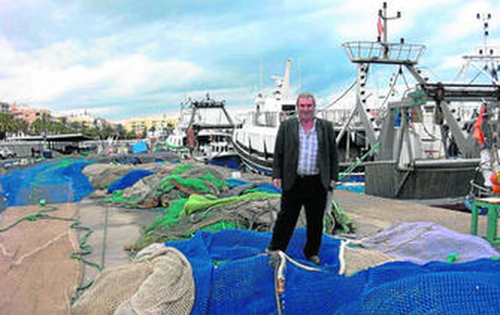 Juan Cervantes 'El Palomo' rodeado de redes, lo que se ha convertido en su entorno natural.