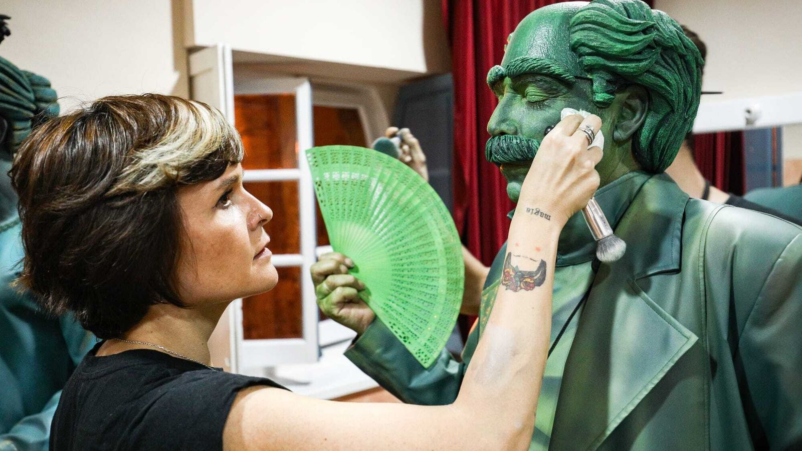 Cristina Hermida con un componente de 'Los caraduras de Cai'.