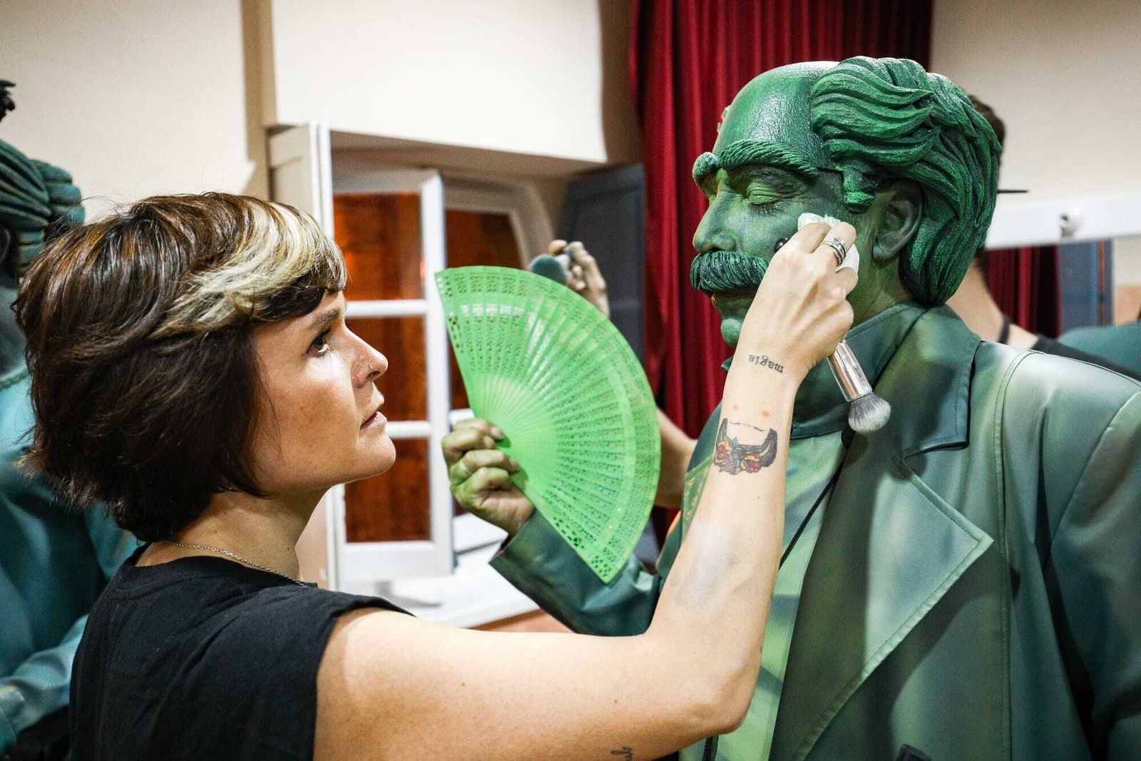 Cristina Hermida con un componente de 'Los caraduras de Cai'.