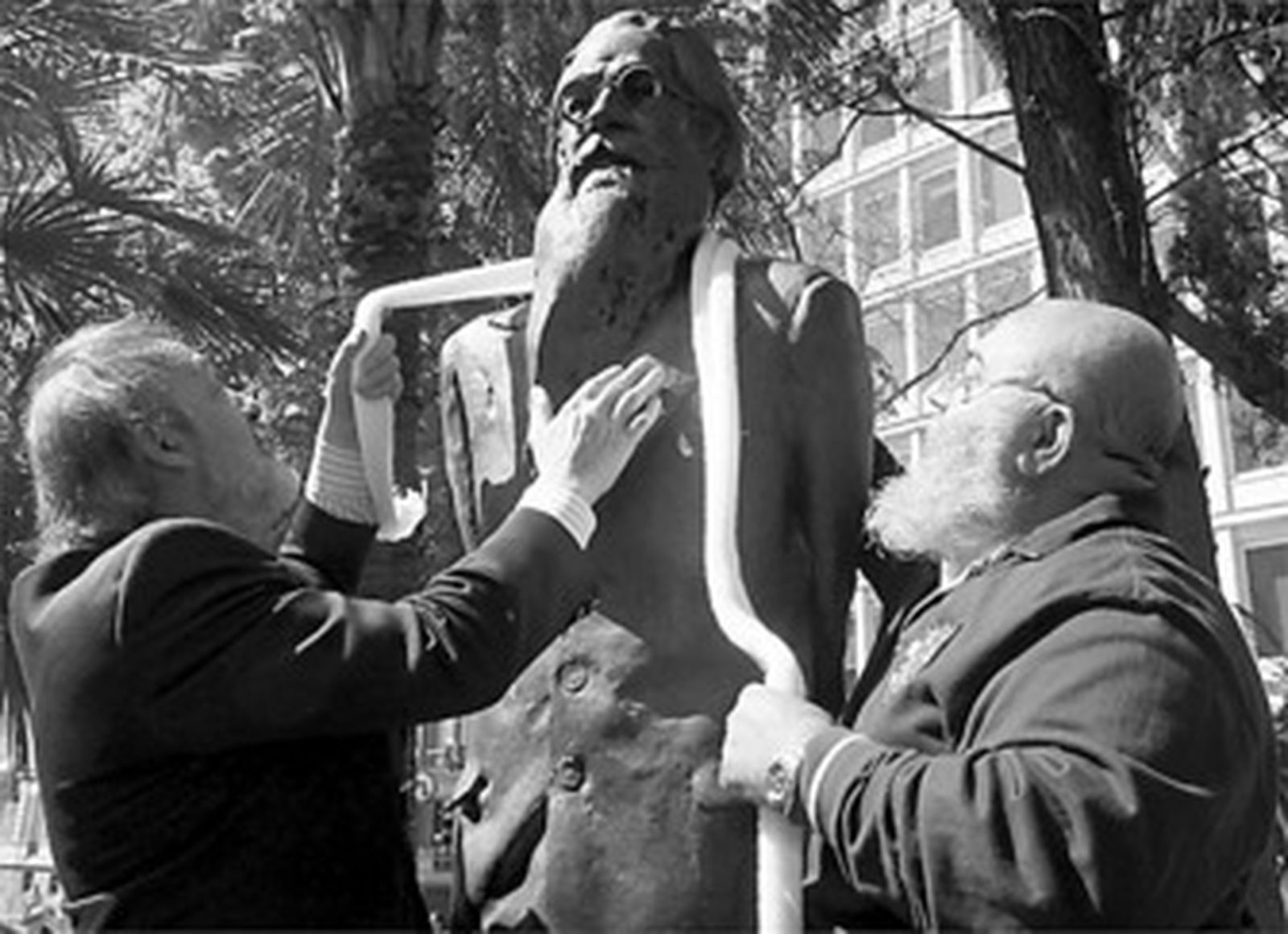 Chatono Contreras (dcha.) y Manuel Gómez García imponen la bufanda.