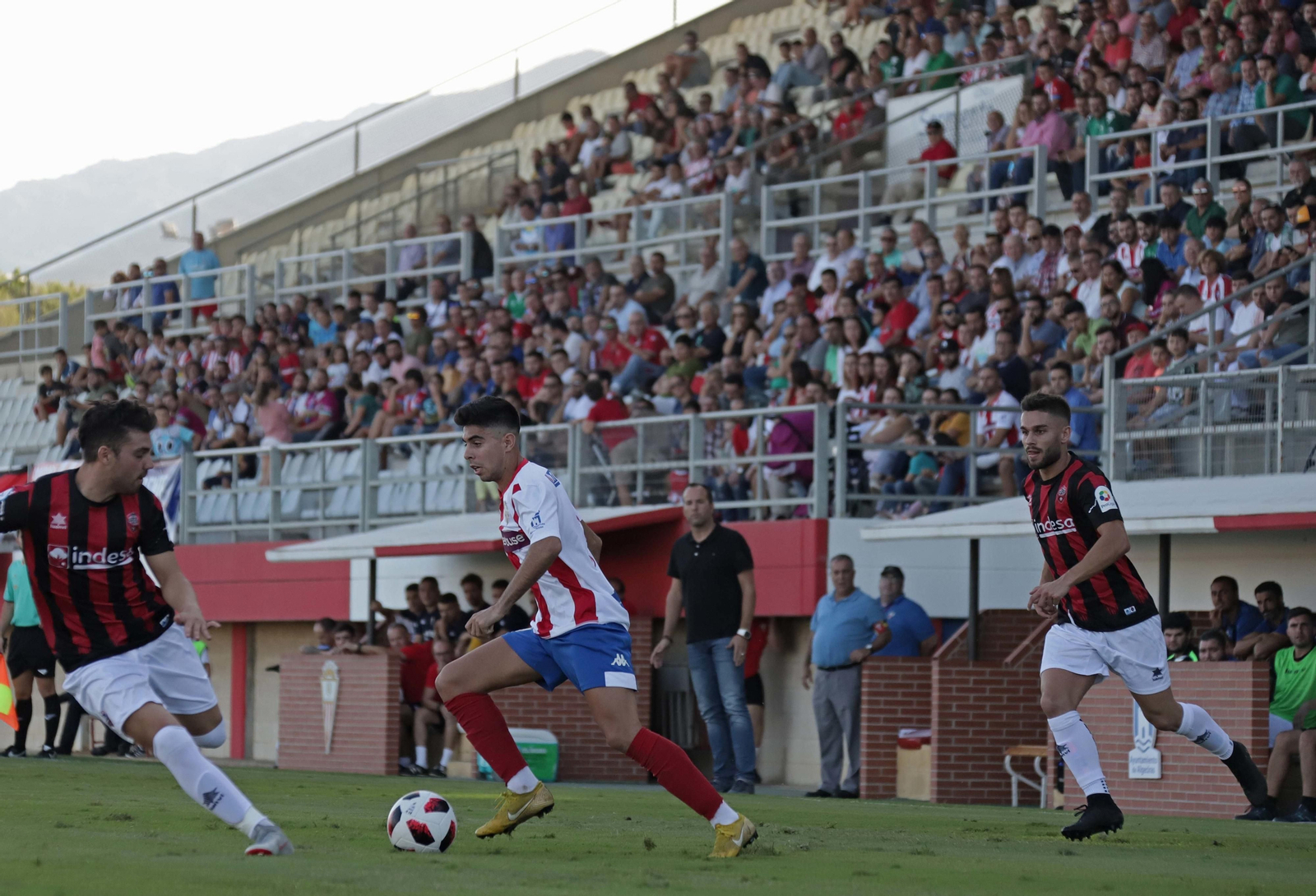 José Carlos lleva el balón en el Algeciras-Cabecense de la primera vuelta.