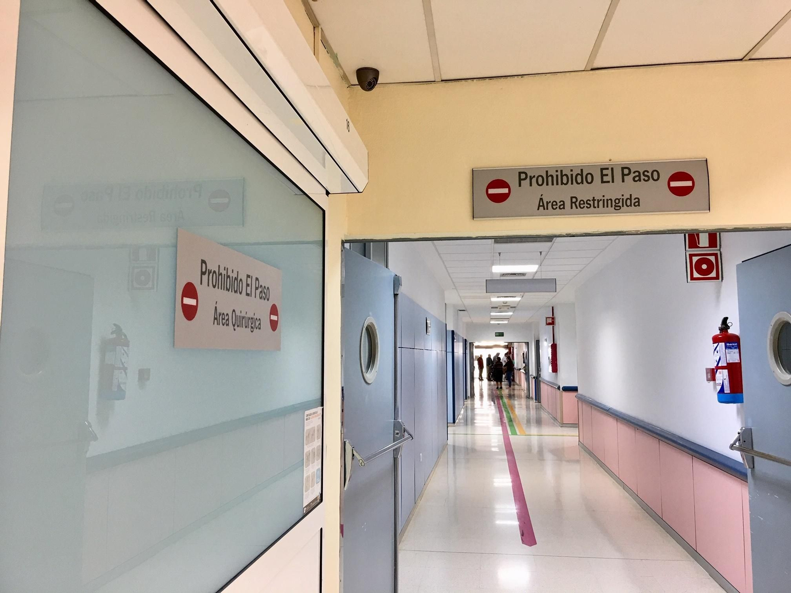 Pasillo de un hospital. Pasillo de un hospital.
