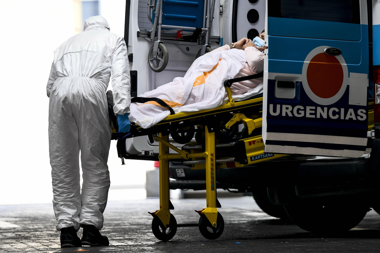 Así están día a día los hospitales de Granada con el coronavirus: 200 camas menos que en el pico del 1 de abril