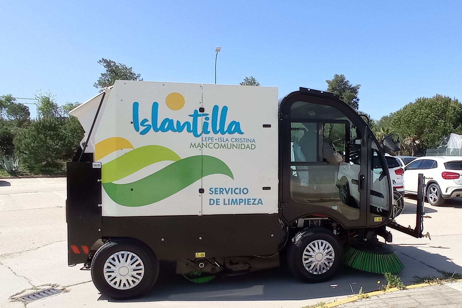 Nueva máquina barredora que se incorpora a los servicios de limpieza de Islantilla.