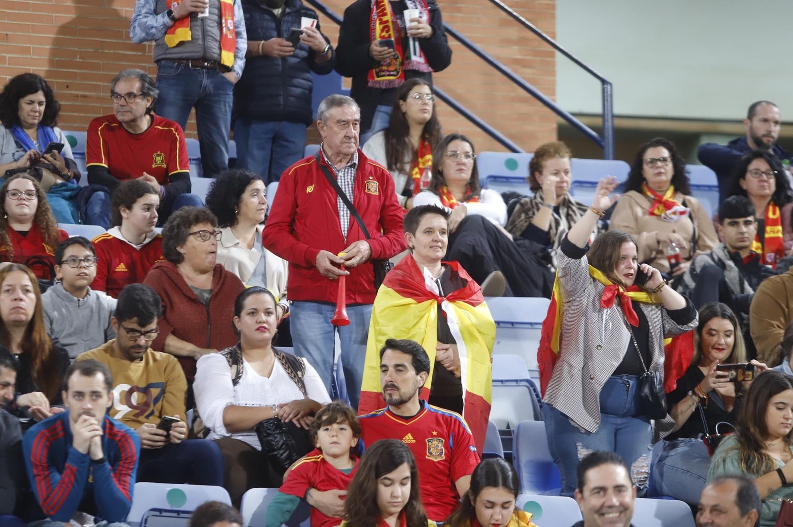 Gran ambiente para ver la selección española sub-21 en Huelva