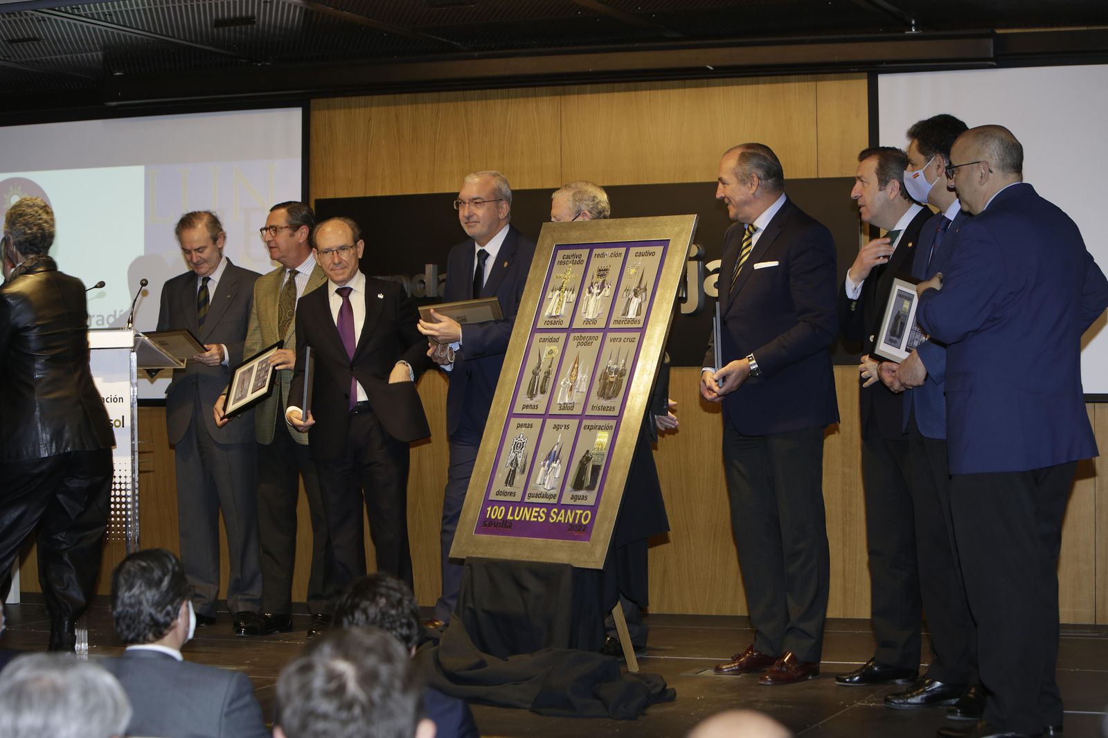 Las hermandades del Lunes Santo de Sevilla presentan el cartel y los actos de su centenario.