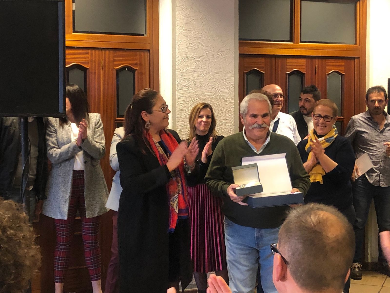 Aurora Águedo aplaude a uno de los homenajeados.