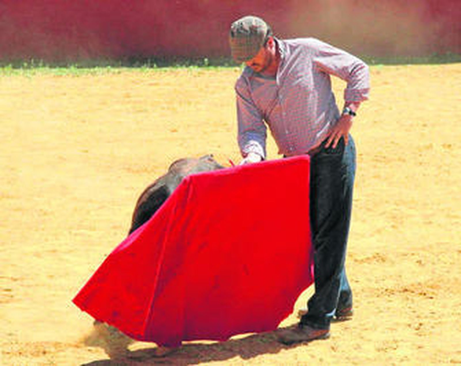 El portuense Diego Terry, que no había cogido una muleta en su vida, en el tentadero final del curso.