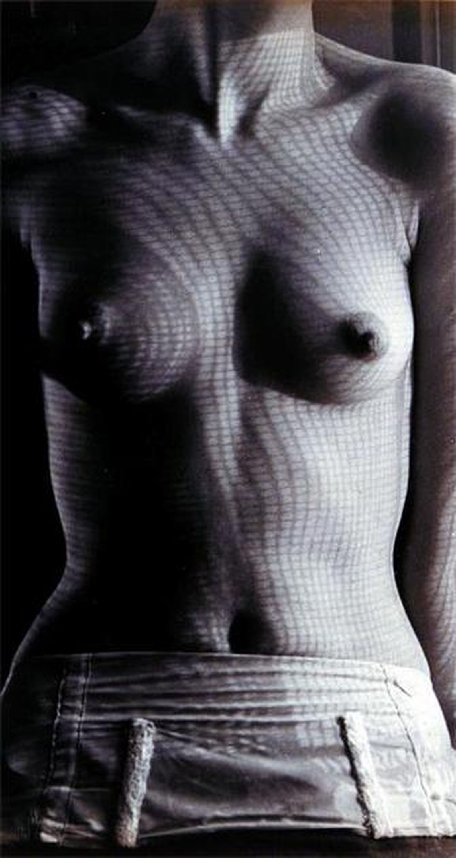 1. 'Sin título. Sombras en el torso de Lee Miller' (1930), de Man Ray. 2. 'Autorretrato' (1932), de Herbert Bayer. 3. En primer plano, 'Les Halles' (1952), de Henri Cartier-Bresson, en el Museo Picasso Málaga. 4. 'Max Beckmann', de Hugo Erfurth, en la exposición malagueña. 5. Christine Ruiz-Picasso, Rosa Torres, Bernard Ruiz-Picasso y la comisaria Ute Eskildsen, ayer, en el Museo Picasso, durante la inauguración de la nueva muestra.