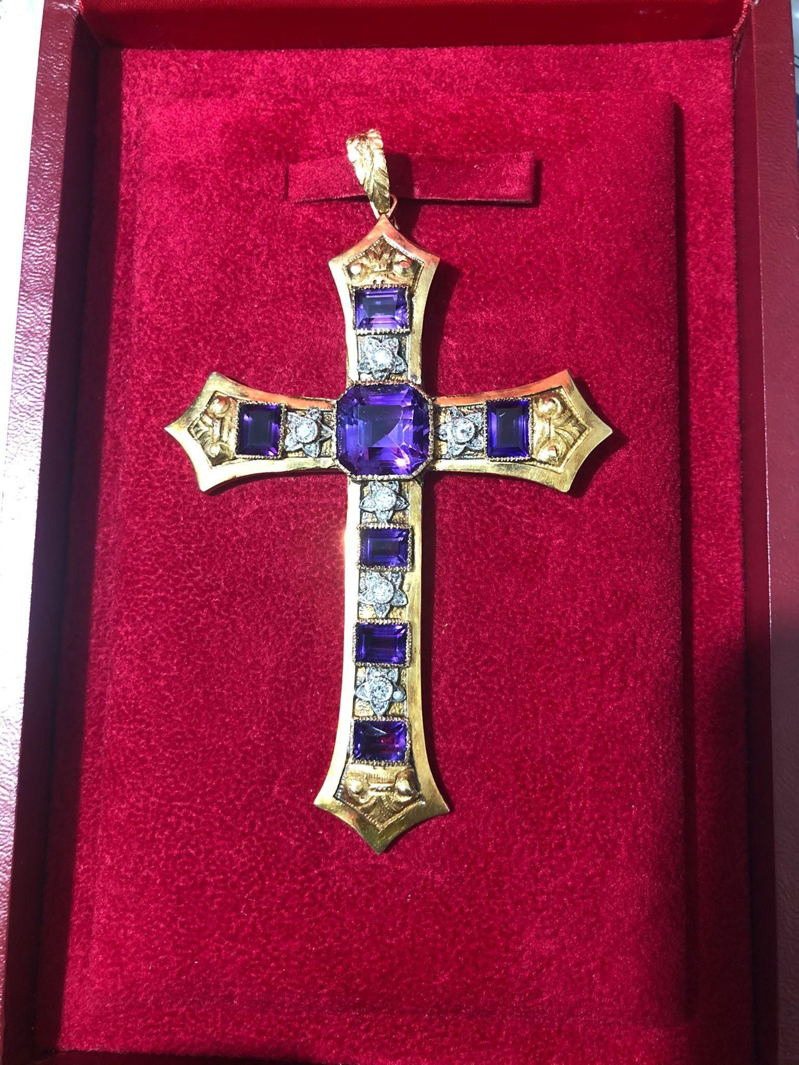 La cruz pectoral donada a la Piedad baratillera