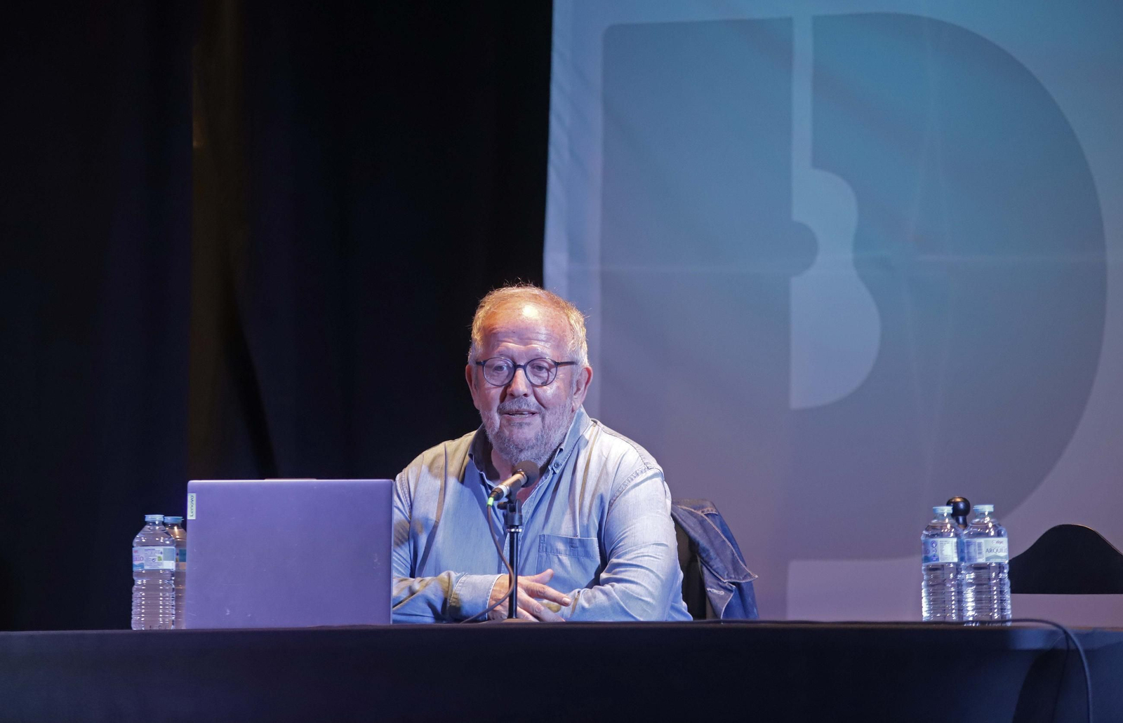 Fotos de la conferencia de Juan José Téllez  sobre los cincuenta años de la publicación del disco El Patio, del grupo Triana