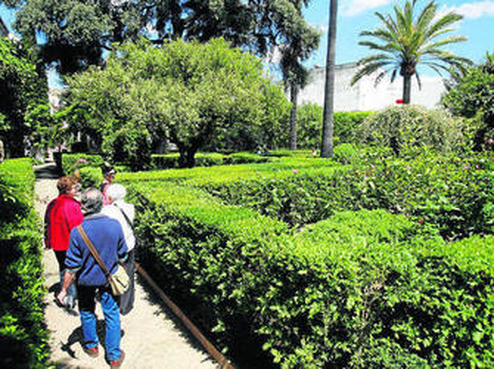 Un grupo de turistas pasean por uno de los patios del Palacio de Viana.