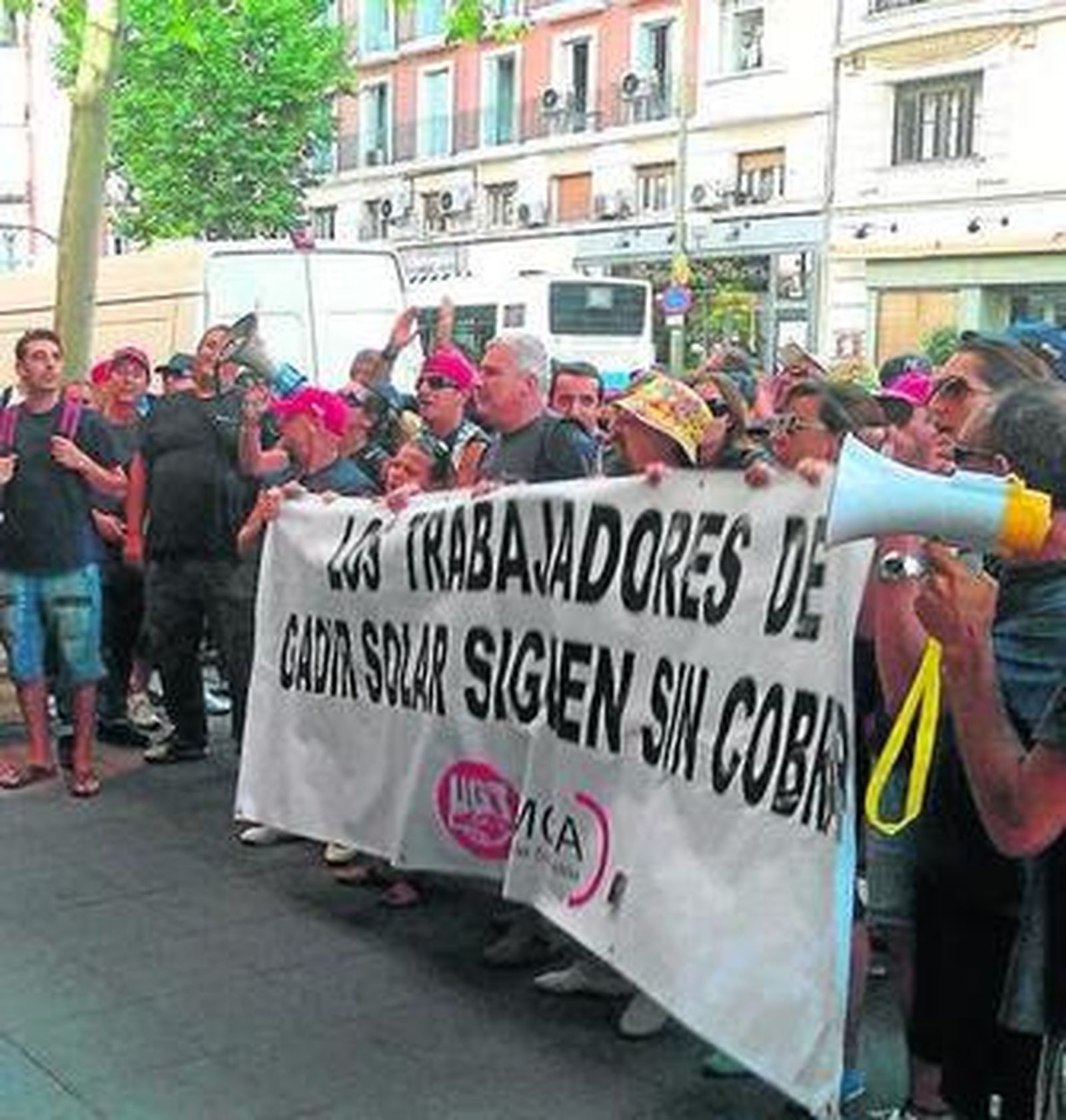 Empleados de Gadir Solar, ayer en Madrid mientras se celebraba la reunión.