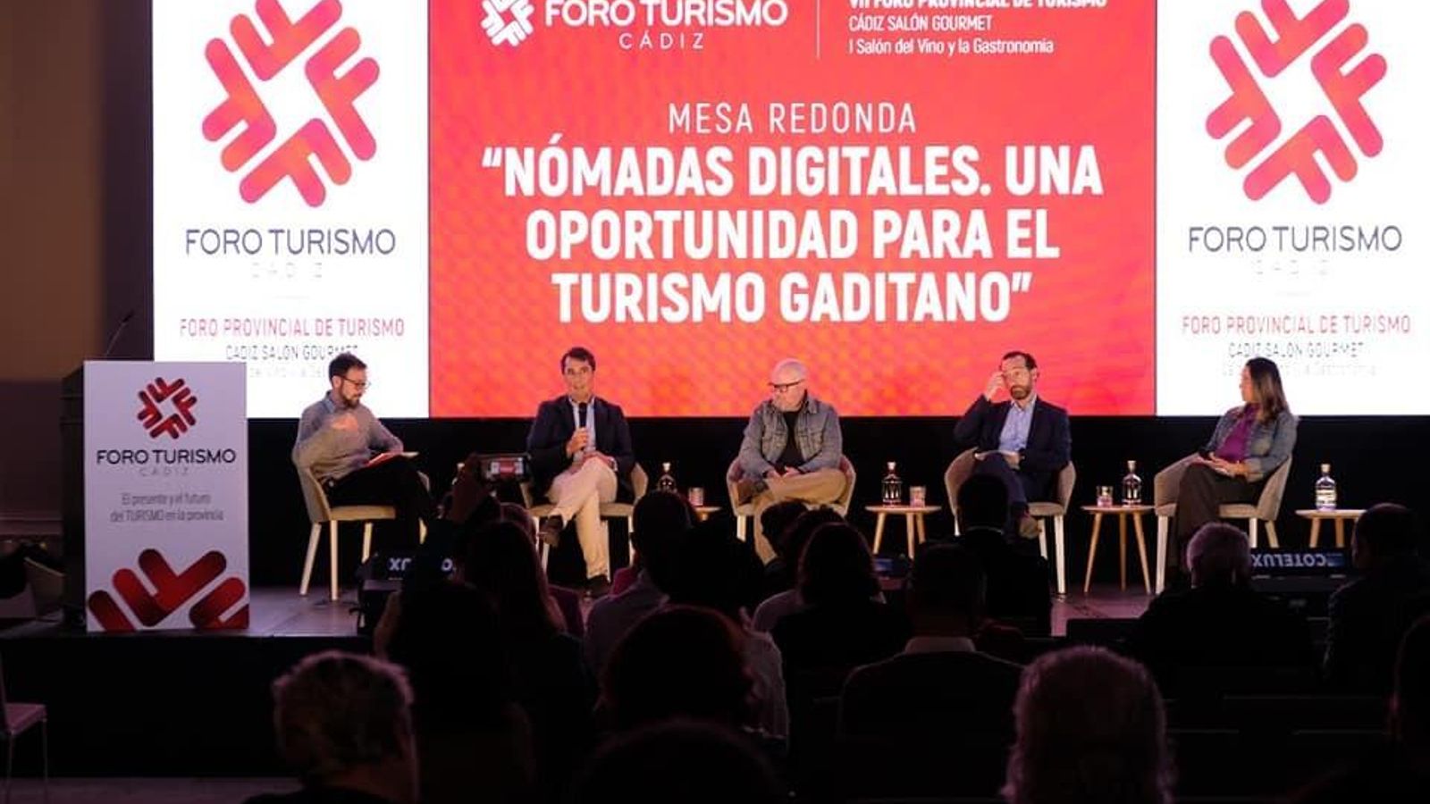 La mesa redonda ‘Nómadas digitales. Una oportunidad para el turismo gaditano’, celebrada en el VII Foro Provincial de Turismo.