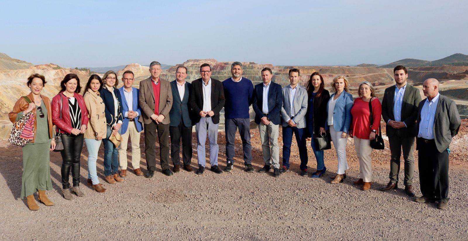 Foto de familia de los integrantes de las listas del PP por Huelva, junto a Manuel Andrés González y David Toscano.