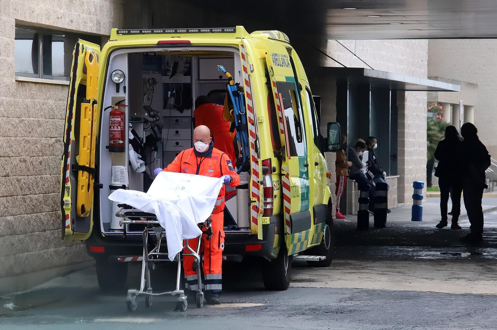 Entrada a la unidad de Urgencias del Juan Ramón durante el día de ayer.
