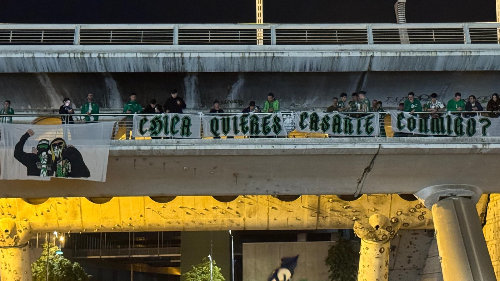 La pancarta con el mansaje de la pedida de matrimonio